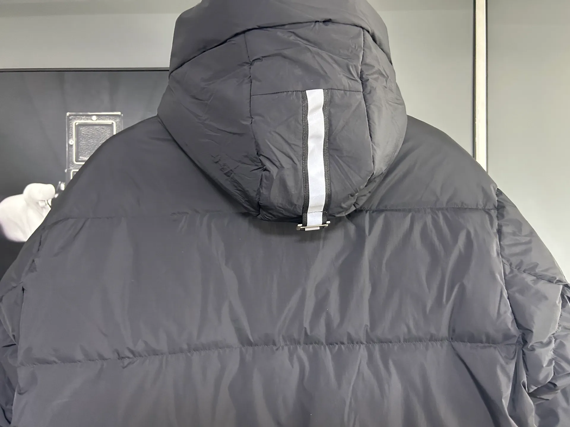 P720 Canada 🦢 Canada Goose hooded reflective stripe down jacket has always been recognized as the warmest down jacket. Various Instagram celebrities, Internet celebrities, and celebrities often wear it for street photos. I do Canada Goose every year, but I still can’t get rid of my love for the geese. No matter how cold the weather is, there is no need to be afraid, because there are geese! Filled with 90% white duck down, Canada Goose is the legendary warmest down jacket and is known as a must-have for Arctic outdoor sports! The most popular down jacket in the world, celebrities are rushing to buy it, it is a must-have!  Same style for men and women Color: Navy Size: M-3XL
